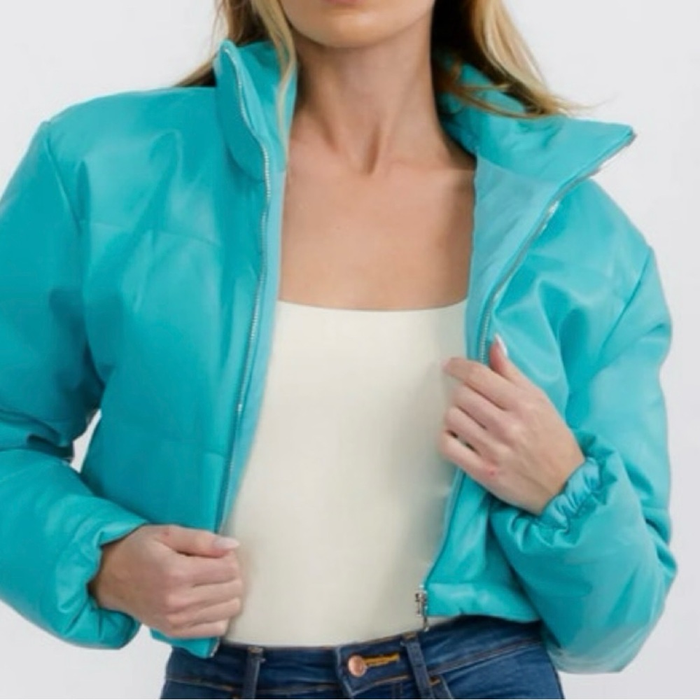 💰⬇️ Turquoise Cropped Puffer Jacket
SM/MED/LG Available